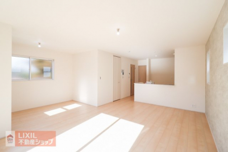 �@�y���r���O�_�C�j���O�^���n�����ʐ^�z���邢�������̓���21���̃��r���O�͉Ƒ��c���̏ꏊ�ɂ̓s�b�^���ł��B���r���O�̂ǂ��ɂ��Ă��L�b�`���ɂ��邲�Ƒ��Ɖ�b���ł��܂��B