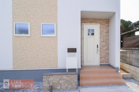 �@�y�G���g�����X�^���n�����ʐ^�z�������Ƃ������ցB�����t���̃|�[�`���̗p���āA�J�̓��ɔz�����Ă��܂��B�߂��ɑ�z�{�b�N�X��ݒu���邱�ƂŁA���֗��ɂȂ�܂��B