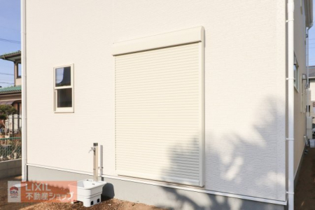 �@�y�h�Ɛݔ��^���n�����ʐ^�z�P�K���r���O�ɂ͉J���̋������ɂ��𗧂V���b�^�[�����Ă��܂��B�O�o�̍ۂ̓V���b�^�[��߂邱�ƂŖh�Ƒ΍�ɂ��Ȃ���S�ł��B