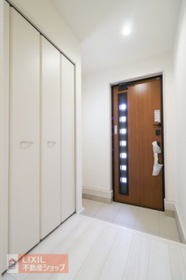 ���ց@�y���ց^���n�����ʐ^�z�������Ɩ��邢���ւ��F�l�����o�}���B�W���Őݒu�ς̃V���[�Y�{�b�N�X�ɂ��A���ւ��U�炩��Ȃ��悤�z������Ă��܂��B