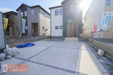 �@�y���ԏ�^���n�����ʐ^�z�������Ƃ������ԃX�y�[�X�́A����2�䒓�ԉ\�B���ԏ�̓R���N���[�g�Ŏd�グ���Ă���A���Ԃ�����Â炢�ł��B�J�[�|�[�g������Ă������܂��B