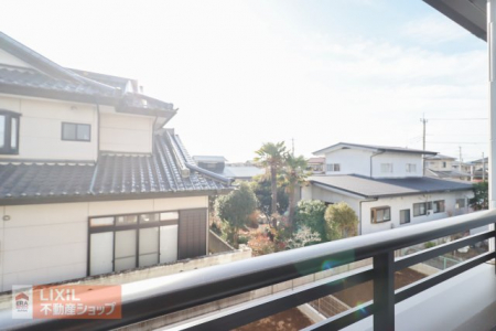 ���̑��@�y��������̒��]�^���n�����ʐ^�z�o���R�j�[����̌i�F�ł��B�����̒ʂ�A�אڂ��������Ƃ̊Ԋu���Ƃ�Ă���A�������肪�ǍD�Ȃ��Ƃ�������܂��B���ۂɌ��n�ő̊����Ă��������B