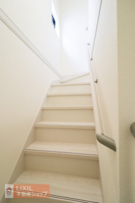 ���̑����ρ@�y�����^���n�����ʐ^�z���r���O�̋߂��ɊK�i���ݒu����Ă��܂��̂ŁA���Ƒ��Ɗ�����킹��^�C�~���O�����R�Ƒ����܂��B�K�i�ɂ͎肷����ݒu����Ă��܂��̂ň��S�ł��B