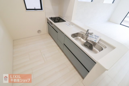 ���̑����ρ@�y���̑��ݔ��^���n�����ʐ^�z�L�X�Ƃ����V�X�e���L�b�`���B�V���N�ɂ͕֗��ȃV�����[�w�b�h�A�L�т�^�C�v�̐������W���Őݒu����Ă��܂��B�R�N�`�̃K�X�R�����ŁA�����������₷���ł��B