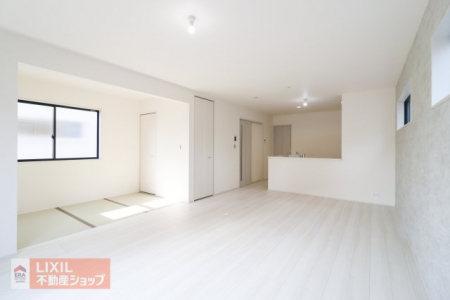 �@�y���r���O�_�C�j���O�^���n�����ʐ^�z���邢�������̓���18���̃��r���O�͉Ƒ��c���̏ꏊ�ɂ̓s�b�^���ł��B���r���O�̂ǂ��ɂ��Ă��L�b�`���ɂ��邲�Ƒ��Ɖ�b���ł��܂��B