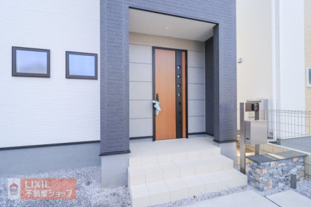 �@�y�G���g�����X�^���n�����ʐ^�z�������Ƃ������ցB�����t���̃|�[�`���̗p���āA�J�̓��ɔz�����Ă��܂��B�߂��ɑ�z�{�b�N�X��ݒu���邱�ƂŁA���֗��ɂȂ�܂��B