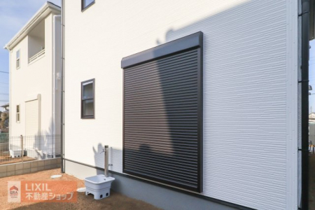 �@�y�h�Ɛݔ��^���n�����ʐ^�z�P�K���r���O�ɂ͉J���̋������ɂ��𗧂V���b�^�[�����Ă��܂��B�O�o�̍ۂ̓V���b�^�[��߂邱�ƂŖh�Ƒ΍�ɂ��Ȃ���S�ł��B