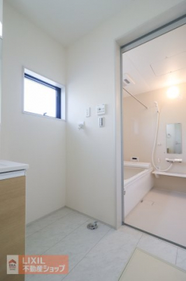 �@�y�E�ߏ�^���n�����ʐ^�z�����̑O�ɂ������܂��E�ߏ�́A�������Ƃ��Ă��܂��B�E�ߏ�ւ̖ڐ��΍�Ƃ��ēV��Ƀ��[���X�N���[����ݒu���邲��Ă��������܂��B