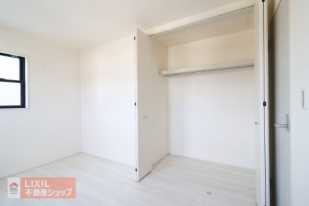 ���[�@�y���[�^���n�����ʐ^�z���s�̂���N���[�[�b�g�������ɂ��Ă��܂��B��e�ʂ̎��[���b�N�Ȃǂ�u�����Ƃ��ł��܂��̂ŁA���ו��̗ʂɍ��킹�ė��p���邱�Ƃ��\�ł��B