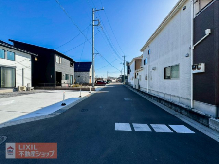 ���̑��@�y�O�ʓ��H�z���n�����ʐ^�B�O�ʓ��H�͖�6m�œ��̍L�����\���m�ۂ���Ă��蒓�Ԃ��y�X�ł��B