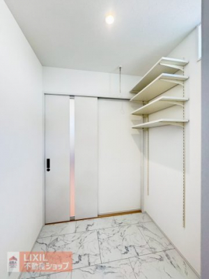 �@�y�E�ߏ��z���n�����ʐ^�B���ʒE�ߏ��͂������Ƃ����X�y�[�X�Ŏg���₷���A�����A���C�p�̏������t���Ă��܂��B