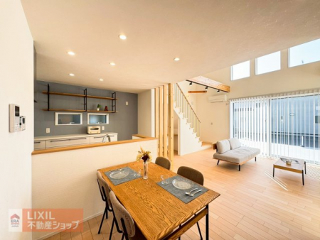 �@�y�_�C�j���O�z���n�����ʐ^�B�Ƒ��ł��낰��_�C�j���O�ł��B�Ζʎ��L�b�`���ł��H���̏��������Ȃ��炲�Ƒ��Ƃ̉�b���y���߂܂��B