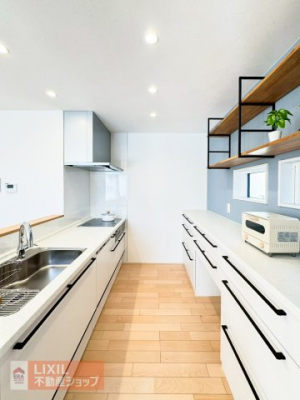 �L�b�`���@�y�L�b�`���z�Ζʎ��L�b�`���J�E���^�[�ł��q�l�̗l�q�����Ȃ��痿�����o���܂��B�X���C�h���[�ő傫�Ȓ����������N���N���[�����t�̃L�b�`�����[�t�����������ł��ˁB