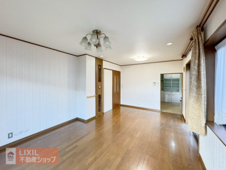 ���r���O�@�y���r���O�_�C�j���O�z�Ƒ��c���̋�Ԃ͑傫�����Ŗ��邭���ʂ��̗ǂ����K�ȋ�ԂƂȂ��Ă��܂��B