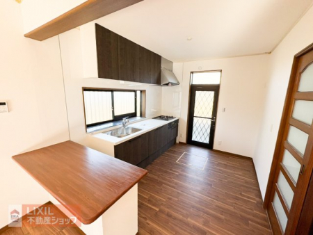 �@�y�_�C�j���O�^���n�����ʐ^�z�Ƒ��ł��낰��_�C�j���O�ł��B�_�C�j���O�e�[�u����u���Ă���Ƃ�̂���L���ł��B