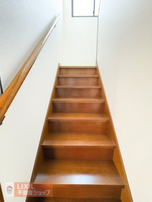 ���̑����ρ@�y�����^���n�ʐ^�z���r���O�̋߂��ɊK�i���ݒu����Ă��܂��̂ŁA���Ƒ��Ɗ�����킹��^�C�~���O�����R�Ƒ����܂��B�K�i�ɂ͎肷����ݒu����Ă��܂��̂ň��S�ł��B