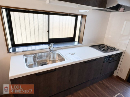 ���̑����ρ@�y���̑��ݔ��^���n�ʐ^�z�L�X�Ƃ����V�X�e���L�b�`���B�V���N�ɂ͕֗��ȃV�����[�w�b�h�A�L�т�^�C�v�̐������W���Őݒu����Ă��܂��B�R�N�`�̃K�X�R�����ŁA�����������₷���ł��B