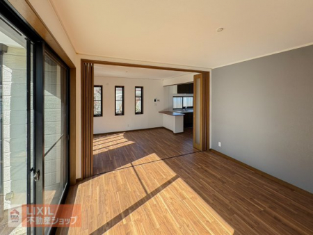 �@�y���r���O�_�C�j���O�^���n�ʐ^�z���邢�������̓��郊�r���O�͉Ƒ��c���̏ꏊ�ɂ̓s�b�^���ł��B