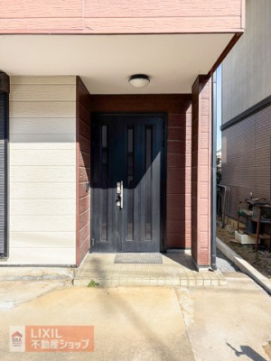 �@�y�G���g�����X�^���n�ʐ^�z�������Ƃ������ցB�����t���̃|�[�`���̗p���āA�J�̓��ɔz�����Ă��܂��B�߂��ɑ�z�{�b�N�X��ݒu���邱�ƂŁA���֗��ɂȂ�܂��B