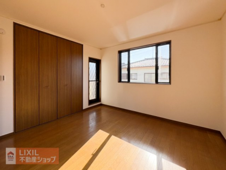 �Q���@�y�Q���^���n�ʐ^�z�N���[�[�b�g�����Ă��܂��̂ŁA�w�K���A�x�b�h��ݒu����ƁA�q�������Ƃ��Ă͂��傤�Ǘǂ��T�C�Y���Ǝv���܂��B�o���R�j�[�֒��ڏo���肪�ł��܂��B