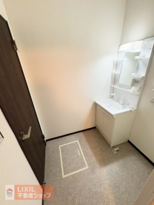 �@�y�E�ߏ�^���n�����ʐ^�z�����̑O�ɂ������܂��E�ߏ�́A�������Ƃ��Ă��܂��B�E�ߏ�ւ̖ڐ��΍�Ƃ��ēV��Ƀ��[���X�N���[����ݒu���邲��Ă��������܂��B