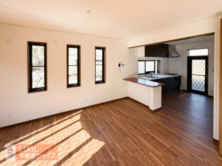 �@�y�_�C�j���O�^���n�ʐ^�z�Ƒ��ł��낰��_�C�j���O�ł��B�_�C�j���O�e�[�u����u���Ă���Ƃ�̂���L���ł��B