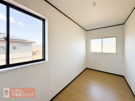 ���[�@�y���[�^���n�ʐ^�z�Q�K�̂������ɐݒu���ꂽ�[�˂ł��B��e�ʂ̎��[���b�N�Ȃǂ�u�����Ƃ��ł��܂��̂ŁA���ו��̗ʂɍ��킹�ė��p���邱�Ƃ��\�ł��B