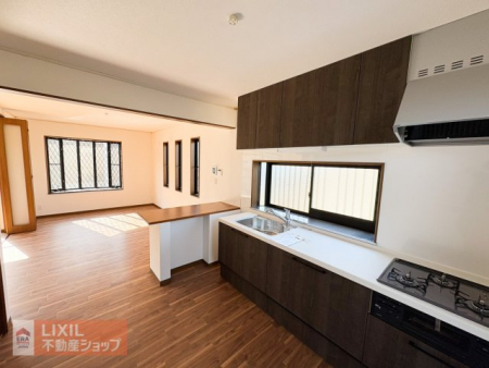 �@�y�_�C�j���O�L�b�`���^���n�ʐ^�z�Ƒ��ł��낰��_�C�j���O�ł��B�_�C�j���O�e�[�u����u���Ă���Ƃ�̂���L���ł��B