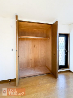 ���[�@�y���[�^���n�ʐ^�z���s�̂���N���[�[�b�g�������ɂ��Ă��܂��B��e�ʂ̎��[���b�N�Ȃǂ�u�����Ƃ��ł��܂��̂ŁA���ו��̗ʂɍ��킹�ė��p���邱�Ƃ��\�ł��B