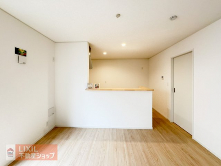 �@�y�_�C�j���O�^���n�����ʐ^�z�Ƒ��ł��낰��_�C�j���O�ł��B�Ζʎ��L�b�`���ł��H���̏��������Ȃ��炲�Ƒ��Ƃ̉�b���y���߂܂��B�_�C�j���O�e�[�u����u���Ă���Ƃ�̂���L���ł��B