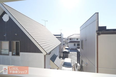 ���̑��@�y��������̒��]�z���n�����ʐ^�B�o���R�j�[����̌i�F�B�\���ȊԊu���m�ۂ���Ă���܂��B���Ќ��n�ł��������������B