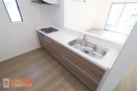 ���̑����ρ@�y���̑��ݔ��z���n�����ʐ^�B�g���₷���L�߂̃V���N��3���L�b�`���ɃX���C�h���[�E�L�т�V�����[�w�b�h�t�����Ȃǂ���Ɗ������ݔ�����������B