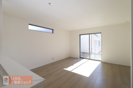 ���r���O�@�y���r���O�z���n�����ʐ^�B�����ʒu�ɔz�u���Ƌ�̃��C�A�E�g�����₷���̌������疾�邢�������̓��郊�r���O�͉Ƒ��c���̏ꏊ�ɂ͍œK�ł��B