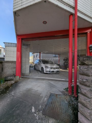 �@�V���b�^�[�t���ԏ�B�h�Ƃɂ��L���ł��ˁB