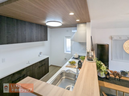 �@�y�J�E���^�[�L�b�`���z���n�����ʐ^�B�܂�グ�V�䂪�������̂���J�E���^�[�L�b�`���B�L�b�`������ɂ͑�e�ʂ̎��[�X�y�[�X���I