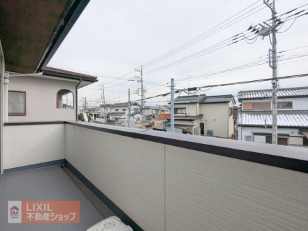 ���̑��@�y��������̒��]�z���n�����ʐ^�B�o���R�j�[����̌i�F�B�����炵���悭�A�\���ȊԊu���m�ۂ���Ă���܂��B