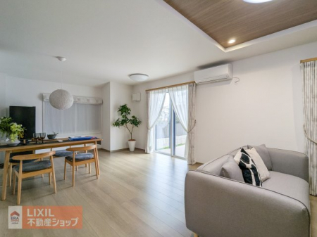 �@�y���r���O�_�C�j���O�z���n�����ʐ^�B�Ƒ��ŉ߂����邭�났�̋�ԁB�܂�グ�V�䂪���r���O�ɍ����������o���܂�