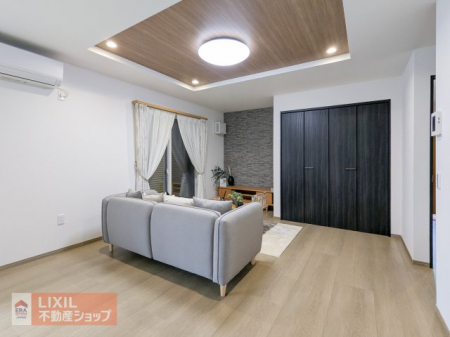 ���r���O�@�y���r���O�z���n�����ʐ^�B�A�N�Z���g�J���[�ɂ��Ȃ錚��Ɖ��̃X�y�[�X�������������o�B���邢�������̓��郊�r���O�ŉƑ��c����