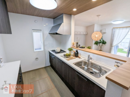 �L�b�`���@�y�L�b�`���z���n�����ʐ^�B���邢���ނƃV�b�N�ȐF�����̃L�b�`�����������ł��B���̎��[���[���̎��[�́B�J�E���^�[�L�b�`���ŉƑ��̉�b���e�݂܂��ˁ�