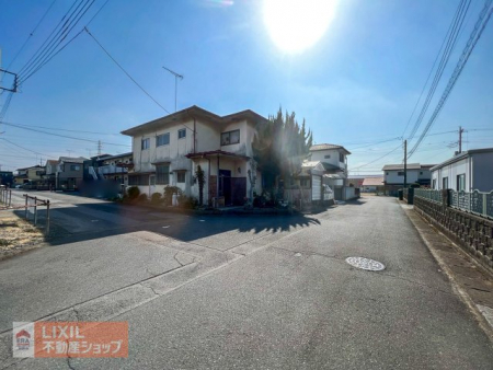 ���̑��@�����E�k���Ƃ��ɓ��H������6m�m�ۂ���Ă��܂��B ���������̏Z��Ƃ̋���������������Ă��邽�߁A��^�Ԃ�SUV�̕��񒓎Ԃ��X���[�Y�ɍs���܂��B