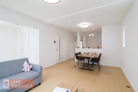 �@�y�_�C�j���O�z���n�����ʐ^�B�Ƒ��ł��낰��_�C�j���O�ł��B�Ζʎ��L�b�`���ł��H���̏��������Ȃ��炲�Ƒ��Ƃ̉�b���y���߂܂��B