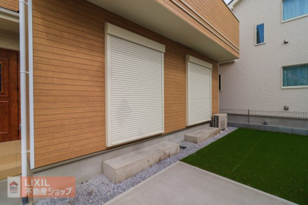 �@�y�h�Ɛݔ��z�P�K�|���o�����ɂ́A�J���̋������ɂ��𗧂h�ƃV���b�^�[�����Ă��܂��B