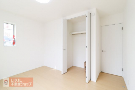 ���[�@�y���[�z���s���̂���N���[�[�b�g�ɂ́A��������̈ߕ��̂ق��A�ߑ��P�[�X��o�b�O�E�X�[�c�P�[�X�Ȃǂ������Ղ���[�ł��܂�