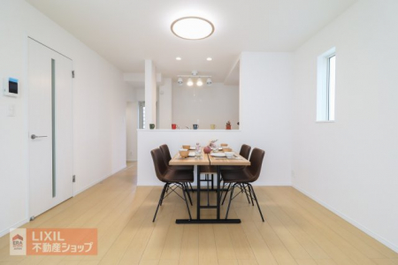 �@�y�_�C�j���O�z���n�����ʐ^�B�Ƒ��ł��낰��_�C�j���O�ł��B�Ζʎ��L�b�`���ł��H���̏��������Ȃ��炲�Ƒ��Ƃ̉�b���y���߂܂��B