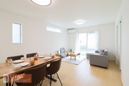 ���r���O�@�y���r���O�z���邢�������̓���16.75���̃��r���O�͉Ƒ��c���̏ꏊ�ɂ͍œK�ł��B���r���O�̂ǂ��ɂ��Ă��L�b�`���ɂ��邲�Ƒ��Ƃ����b�����ł��܂��B�Ƌ�������Ă���Ƃ肪����L���ł��B