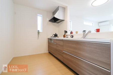 �L�b�`���@�y�L�b�`���z�Ζʎ��L�b�`���J�E���^�[�ł��q�l�̗l�q�����Ȃ��痿�����o���܂��B�X���C�h���[�ő傫�Ȓ����������N���N���[��