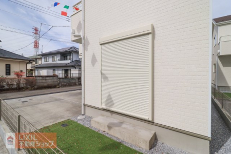 �@�y�h�Ɛݔ��z���n�����ʐ^�B�P�K���r���O�ɂ͉J���̋������ɂ��𗧂h�ƃV���b�^�[�����Ă��܂��B
