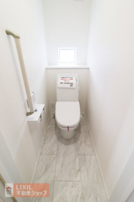 �g�C���@�y�g�C���^���n�����ʐ^�z�������@�\�ƒg�[�֍��@�\����������g�C���B�֊�{�͉̂��ꂪ�t�����ɂ����\�ʎd�グ�����H����Ă��܂��B�肷����W���Őݒu�ςł��̂ň��S�ł��B