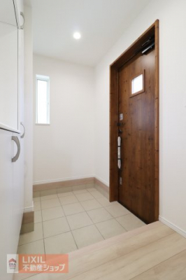 ���ց@�y���ց^���n�����ʐ^�z�������Ɩ��邢���ւ��F�l�����o�}���B�W���Őݒu�ς̃V���[�Y�{�b�N�X�ɂ��A���ւ��U�炩��Ȃ��悤�z������Ă��܂��B�V���[�Y�C���N���[�[�b�g���֗��ł��B