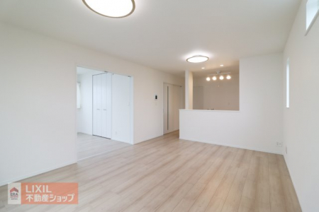 �@�y�_�C�j���O�^���n�����ʐ^�z�Ƒ��ł��낰��_�C�j���O�ł��B�Ζʎ��L�b�`���ł��H���̏��������Ȃ��炲�Ƒ��Ƃ̉�b���y���߂܂��B�_�C�j���O�e�[�u����u���Ă���Ƃ�̂���L���ł��B